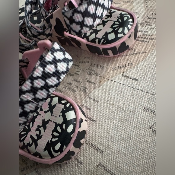 MINI MELISSA
Ioio + Fabula Inf Sandal, Pink & Black Sandals Size 9 - Picture 8 of 12
